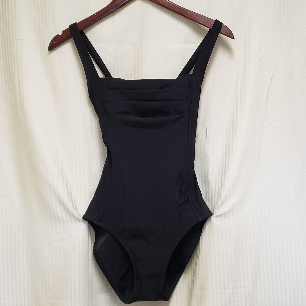 🍁Size 6, Calvin Klein One Piece Black Swim Suit w/ Pleated Top.